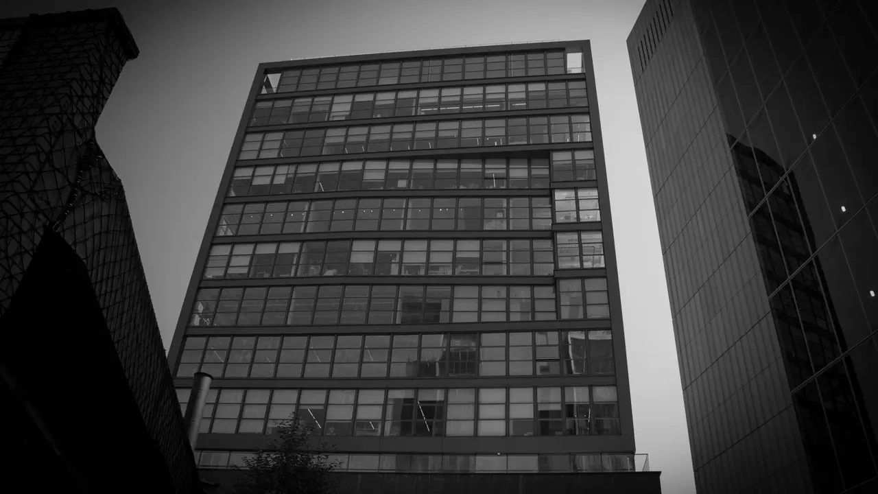 A building surrounding the High Line.